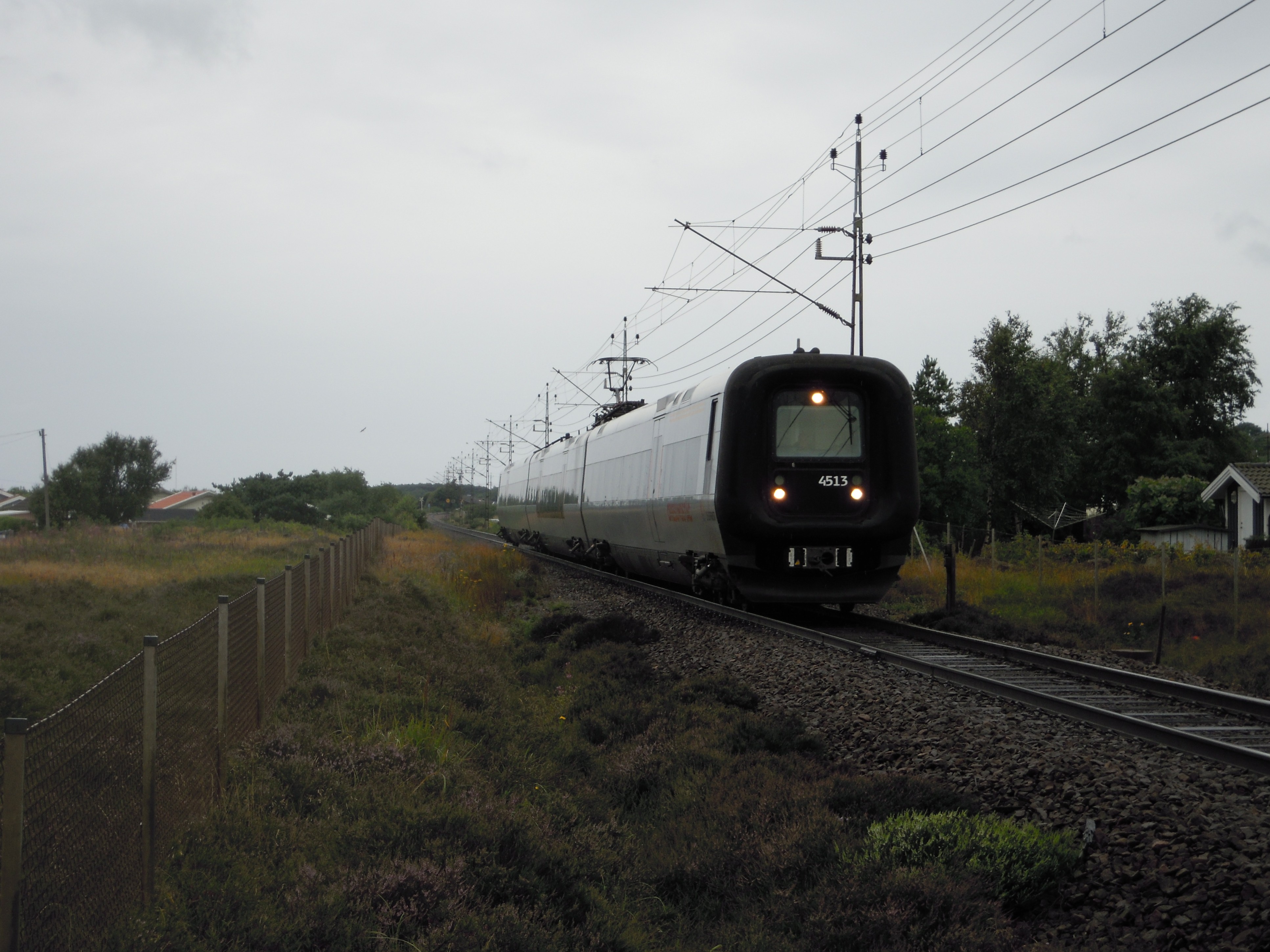Ett Öresundståg (ET 4513) passerar Apelviken söder om Varberg